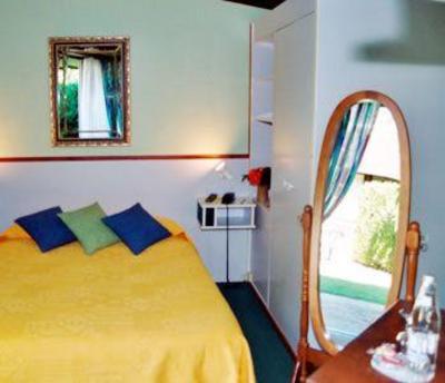 фото отеля Hôtel Le Mas des Lilas Escolives-Sainte-Camille