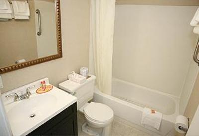 фото отеля Red Carpet Inn Bay Shore