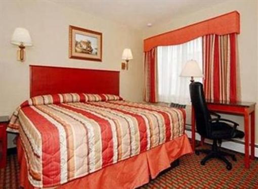 фото отеля Red Carpet Inn Bay Shore