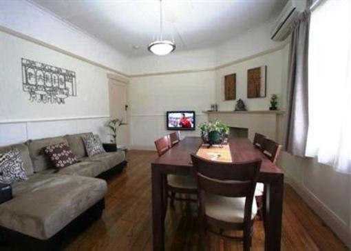 фото отеля Moonah Amy Cottage Apartments Hobart