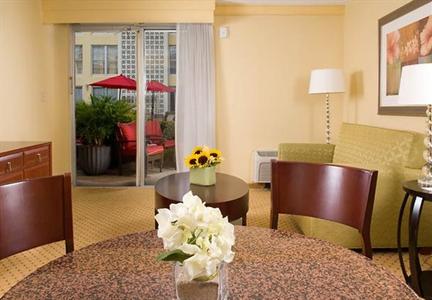 фото отеля Courtyard Miami Coral Gables