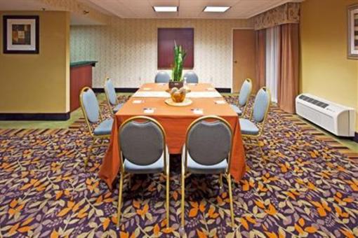 фото отеля Holiday Inn Express Clearwater East - ICOT Center