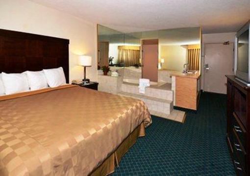 фото отеля Rodeway Inn & Suites Bakersfield