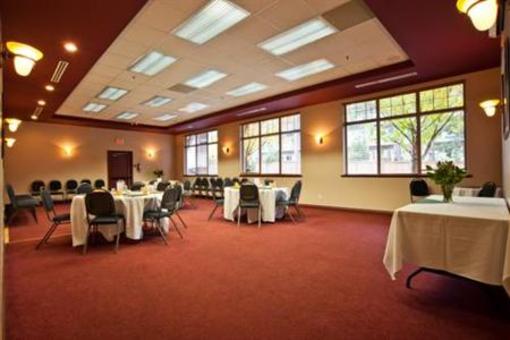 фото отеля Howard Johnson Suites Victoria