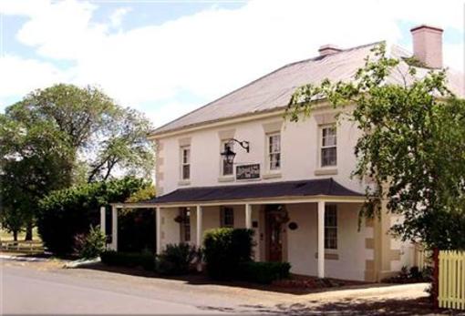фото отеля The Wilmot Arms Inn Kempton