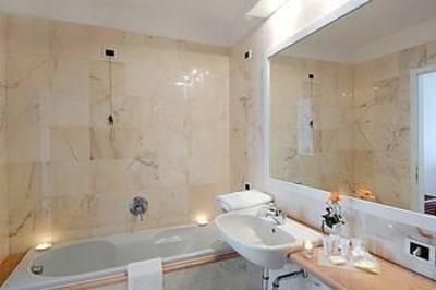 фото отеля Hostellerie Du Cheval Blanc Aosta