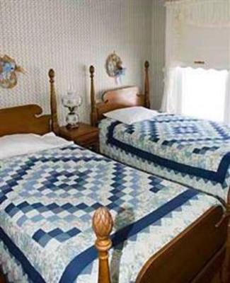 фото отеля Combes Family Inn