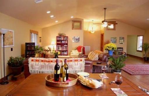 фото отеля Cedar House on Sound B&B