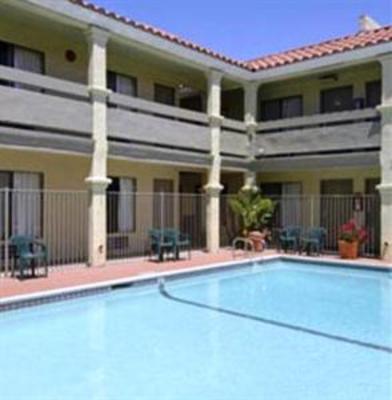 фото отеля Travelodge Costa Mesa Newport Beach Hacienda