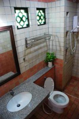 фото отеля Sutus Court 5