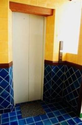фото отеля Sutus Court 5