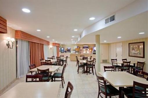 фото отеля Holiday Inn Express Camarillo