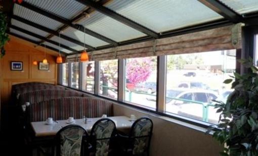 фото отеля Tamarack Motor Inn