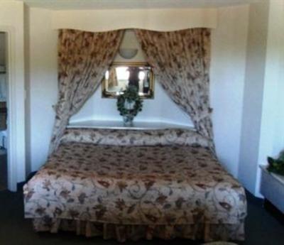 фото отеля Tamarack Motor Inn