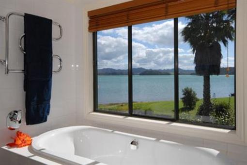 фото отеля Pawhaoa Bay Lodge