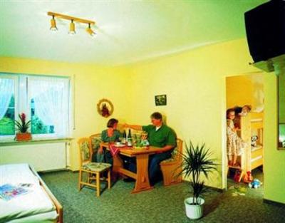 фото отеля Hotel Weingut Fröhliches Weinfass Kenn
