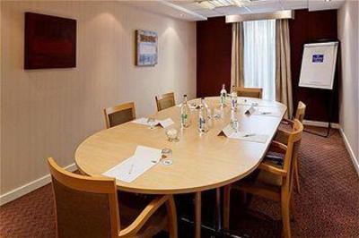 фото отеля Holiday Inn Express London Airport Stansted