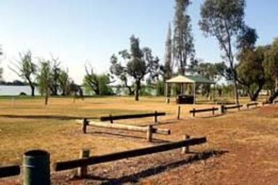 фото отеля Lake Cullulleraine RSL Holiday Park Accommodation Mildura