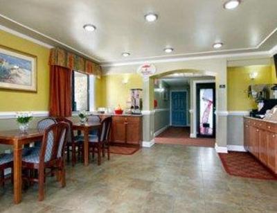 фото отеля Super 8 Suffolk Tidewater