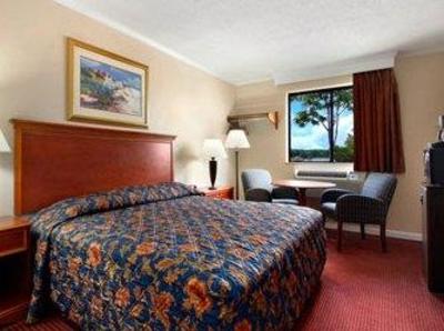 фото отеля Super 8 Suffolk Tidewater