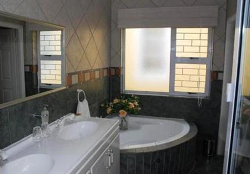 фото отеля Big 6 Guesthouse Somerset West