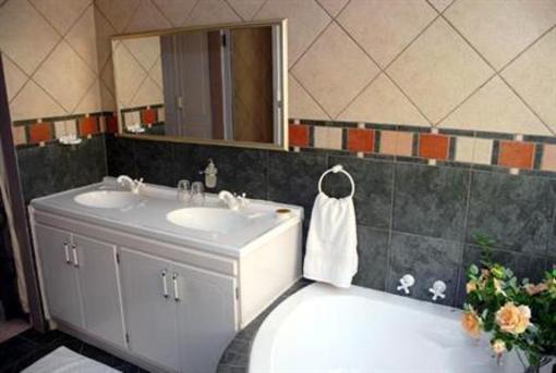 фото отеля Big 6 Guesthouse Somerset West
