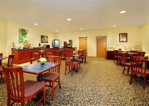 фото отеля Comfort Suites Lake Geneva