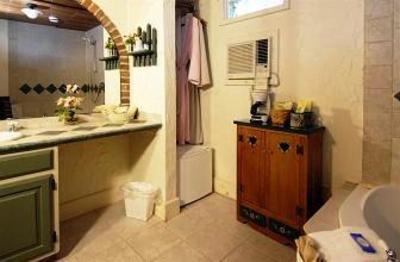 фото отеля Wrens Nest Village Inn