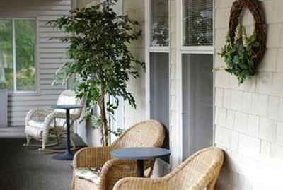 фото отеля Wrens Nest Village Inn