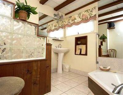 фото отеля Wrens Nest Village Inn