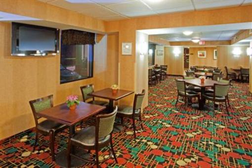 фото отеля Holiday Inn Express Fairfax-Arlington Boulevard
