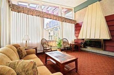 фото отеля Days Inn & Suites Rhinelander
