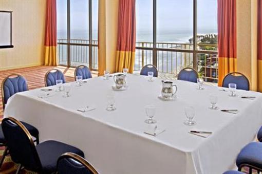 фото отеля Crowne Plaza Ventura Beach