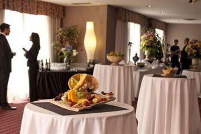 фото отеля Executive Airport Plaza Hotel
