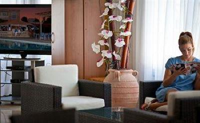 фото отеля Damon Hotel Apartments
