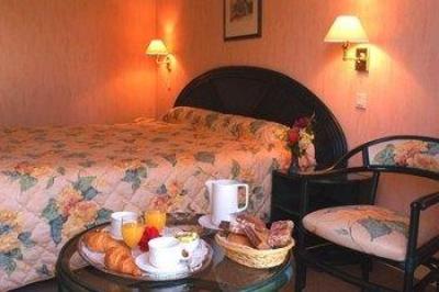 фото отеля Le Pont Neuf Hotel Le Veurdre