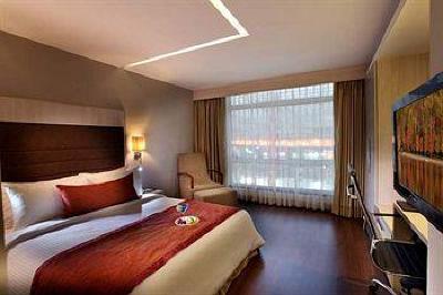 фото отеля Mahagun Sarovar Portico
