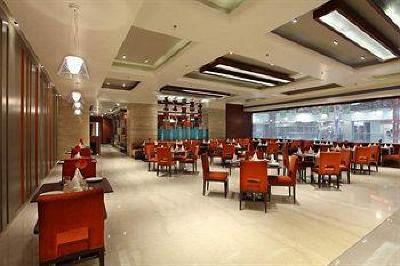 фото отеля Mahagun Sarovar Portico