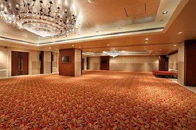 фото отеля Mahagun Sarovar Portico