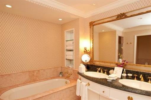 фото отеля Pleasant Stay Inn & Suites