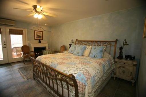 фото отеля Creekhaven Inn