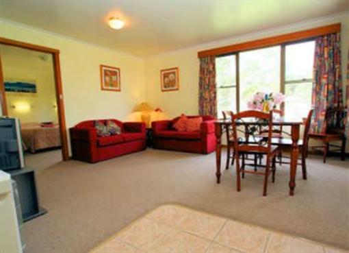 фото отеля Marsden Court Apartments Strahan