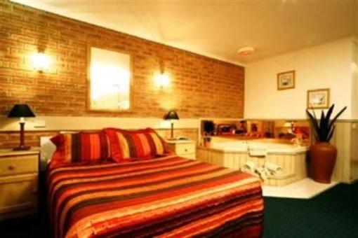 фото отеля BEST WESTERN Colonial Motor Inn