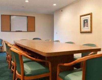 фото отеля Holiday Inn Express W-I40 Whitebridge Road