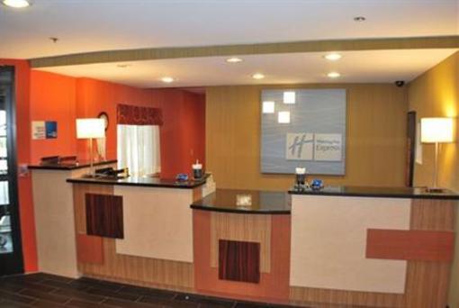 фото отеля Holiday Inn Express W-I40 Whitebridge Road