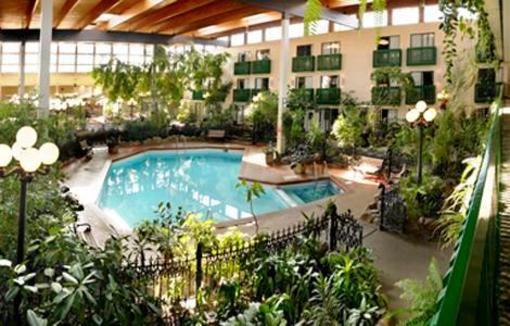 фото отеля Red Deer Lodge Hotel and Conference Centre