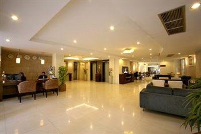 фото отеля Ballys Studio Suites Sukhumvit Bangkok