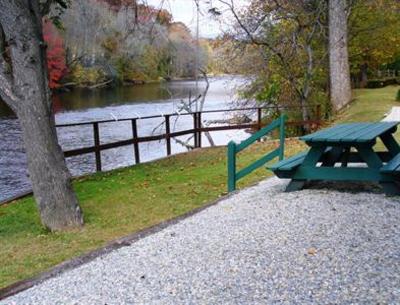 фото отеля Riverbend Lodging