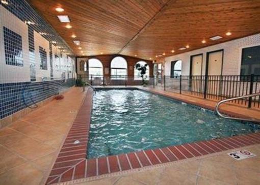 фото отеля Rodeway Inn & Suites near Okoboji Lake