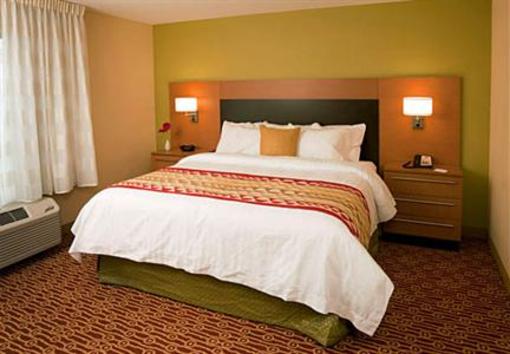 фото отеля TownePlace Suites Fort Wayne North